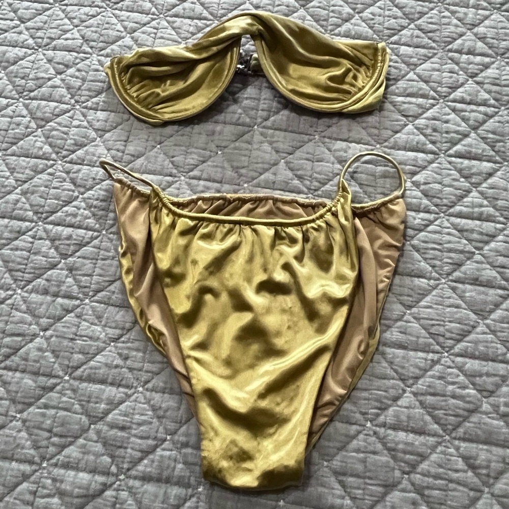 Isa Boulder Tornado Bandeau
Underwired Bikini Top Size Xs and Bottom Size M